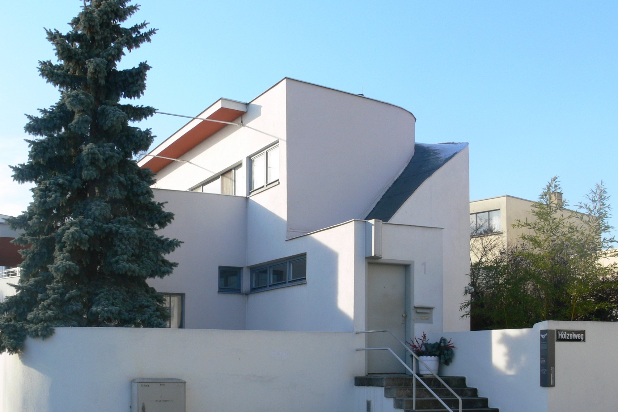 Weißes Wohnhaus der Weissenhofsiedlung in Stuttgart, Bau von Hans Scharoun
