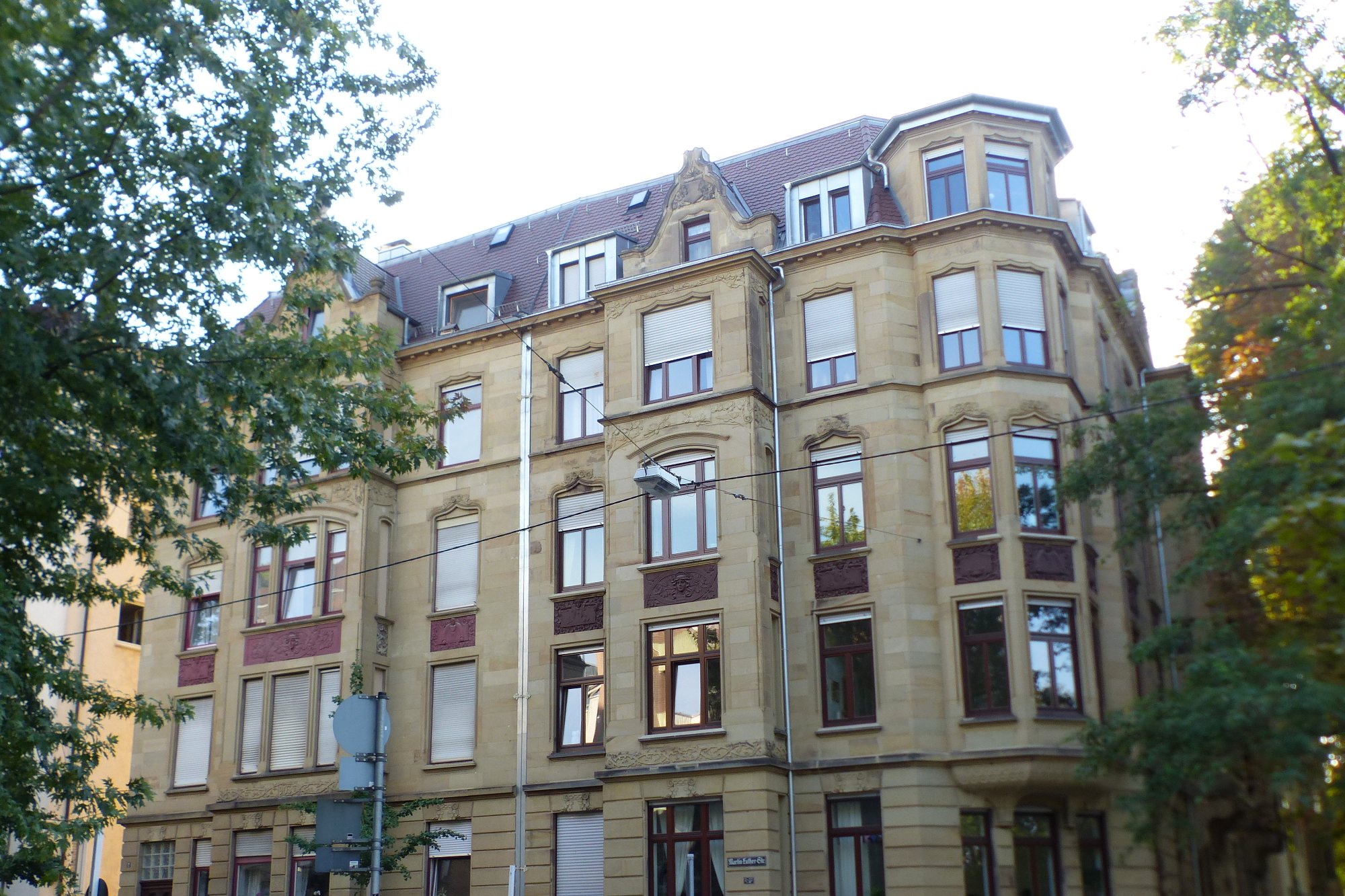 Wohnhaus an der König-Karl-Straße in Stuttgart-Bad Cannstatt, Sandsteinfassade mit Erker, von der Straße aus fotografiert