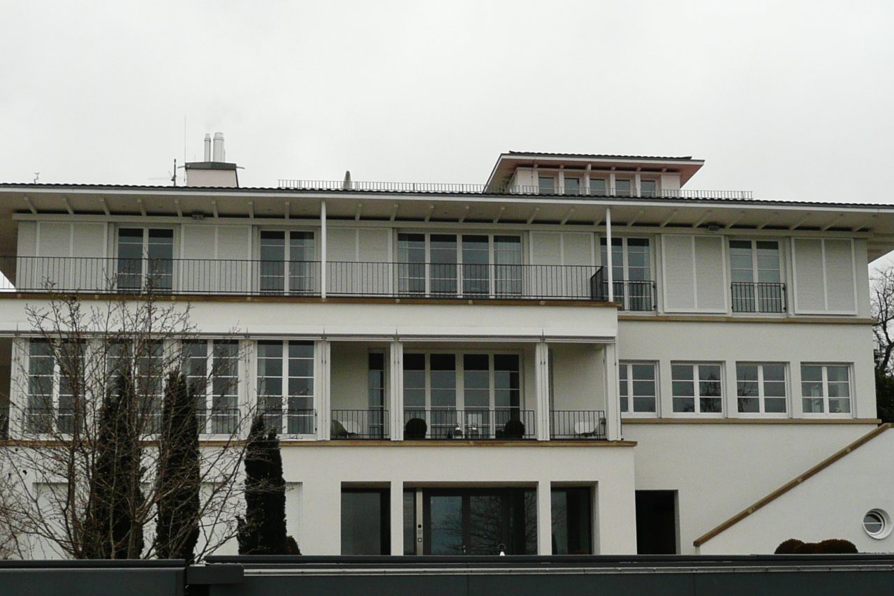 Mehrfamilienhaus in Stuttgart mit umlaufenden Balkonen und weit vorstehendem Dach